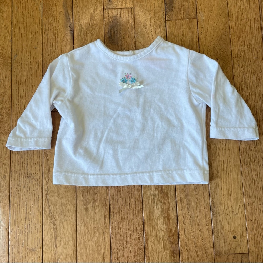 VINTAGE BABY Q WHITE EMBROIDERED FLOWER BOW ACCENT L/S TOP SIZE 3/6 MONTHS